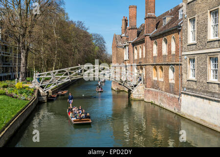 Die Mathematical Bridge in Cambridge, offiziell die hölzerne Brücke überspannt den Fluss Cam im Queens' College Stockfoto