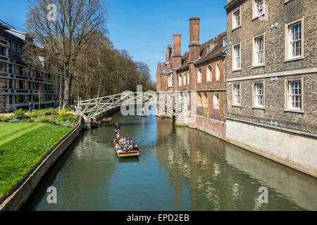 Die Mathematical Bridge in Cambridge, offiziell die hölzerne Brücke überspannt den Fluss Cam im Queens' College Stockfoto