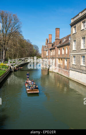 Die Mathematical Bridge in Cambridge, offiziell die hölzerne Brücke überspannt den Fluss Cam im Queens' College Stockfoto