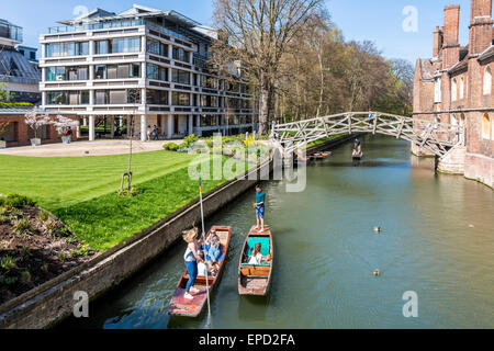 Die Mathematical Bridge in Cambridge, offiziell die hölzerne Brücke überspannt den Fluss Cam im Queens' College Stockfoto