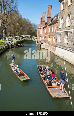 Die Mathematical Bridge in Cambridge, offiziell die hölzerne Brücke überspannt den Fluss Cam im Queens' College Stockfoto