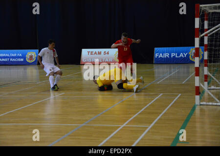 Gibraltar. 16. Mai 2015. Gibraltars Torwart Christian Wink gehörte zu den Helden des Tages, mit mehreren wichtigen spart. Die Gibraltar-Futsal-Nationalmannschaft schlagen Schweiz 2-0 an der dreihundertjährigen Sport Hall Gibraltar in einem internationalen Futsal freundlich internationalen. Bildnachweis: Stephen Ignacio/Alamy Live-Nachrichten Stockfoto