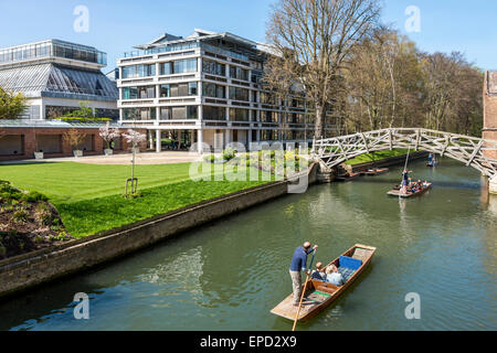 Die Mathematical Bridge in Cambridge, offiziell die hölzerne Brücke überspannt den Fluss Cam im Queens' College Stockfoto