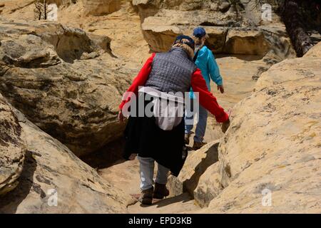 Zwei Senioren Wandern entlang trail an El Morro National Monument New Mexico - USA Stockfoto