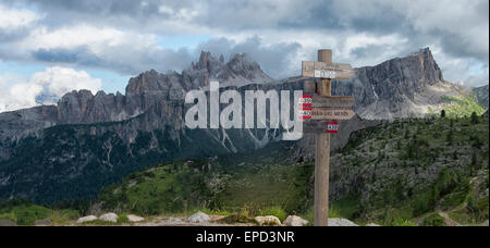 Holzweg unterzeichnen vor Lastoi de Formin Bergkette, Dolomiten, Italien Stockfoto