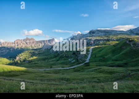 Croda da Lago und Lastoi de Formin Gebirgszug am Sonnenuntergang, Dolomiten, Italien Stockfoto