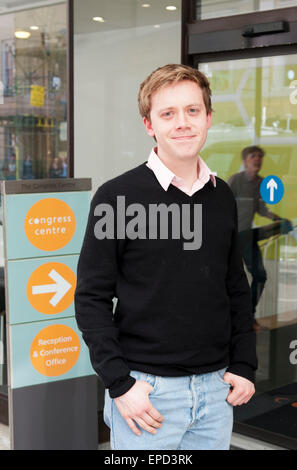 London, UK. 16. Mai 2015. Owen Jones Autor und politischer Journalist verlässt Fortschritt Konferenz 2015 Credit: Prixpics/Alamy Live News Stockfoto