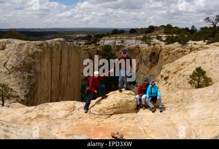 Drei ältere Geschwister und ein Freund an El Morro National Monument New Mexico - USA Stockfoto