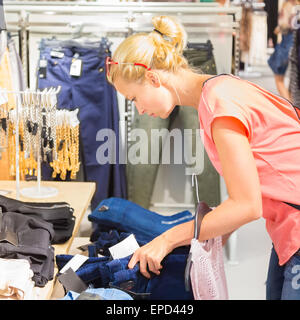 Schöne Frau im Bekleidungsgeschäft einkaufen. Stockfoto