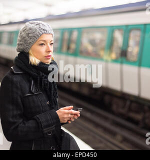 Frau auf einer u-Bahnstation. Stockfoto