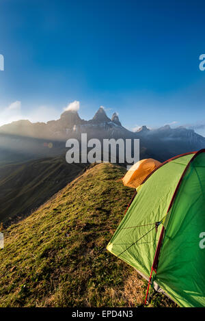 Zelten auf einem Berg Kante vor dem Aiguille d'Arves bei Sonnenaufgang, Ecrins, Frankreich Stockfoto