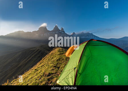 Zelten auf einem Berg Kante vor dem Aiguille d'Arves bei Sonnenaufgang, Ecrins, Frankreich Stockfoto