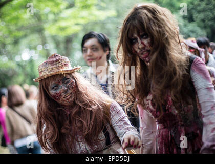 Tokio, Japan. 16. Mai 2015. Auf diesem Foto veröffentlicht am 17. Mai 2015 zeigt Teilnehmer als Zombies zu Fuß durch Tokios Yoyogi Park gekleidet. Die Wanderung findet jährlich Hunderte von Zombie-Maniacs versammeln, verkleiden sich in Zombie Kostüme. Bildnachweis: AFLO/Alamy Live-Nachrichten Stockfoto