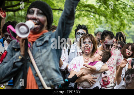 Tokio, Japan. 16. Mai 2015. Auf diesem Foto veröffentlicht am 17. Mai 2015 zeigt Teilnehmer als Zombies zu Fuß durch Tokios Yoyogi Park gekleidet. Die Wanderung findet jährlich Hunderte von Zombie-Maniacs versammeln, verkleiden sich in Zombie Kostüme. Bildnachweis: AFLO/Alamy Live-Nachrichten Stockfoto