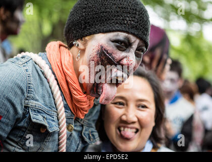 Tokio, Japan. 16. Mai 2015. Auf diesem Foto veröffentlicht am 17. Mai 2015 zeigt Teilnehmer als Zombies zu Fuß durch Tokios Yoyogi Park gekleidet. Die Wanderung findet jährlich Hunderte von Zombie-Maniacs versammeln, verkleiden sich in Zombie Kostüme. Bildnachweis: AFLO/Alamy Live-Nachrichten Stockfoto