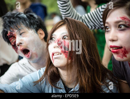 Tokio, Japan. 16. Mai 2015. Auf diesem Foto veröffentlicht am 17. Mai 2015 zeigt Teilnehmer als Zombies zu Fuß durch Tokios Yoyogi Park gekleidet. Die Wanderung findet jährlich Hunderte von Zombie-Maniacs versammeln, verkleiden sich in Zombie Kostüme. Bildnachweis: AFLO/Alamy Live-Nachrichten Stockfoto