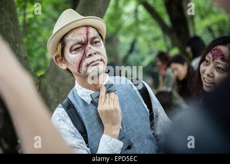 Tokio, Japan. 16. Mai 2015. Auf diesem Foto veröffentlicht am 17. Mai 2015 zeigt Teilnehmer als Zombies zu Fuß durch Tokios Yoyogi Park gekleidet. Die Wanderung findet jährlich Hunderte von Zombie-Maniacs versammeln, verkleiden sich in Zombie Kostüme. Bildnachweis: AFLO/Alamy Live-Nachrichten Stockfoto