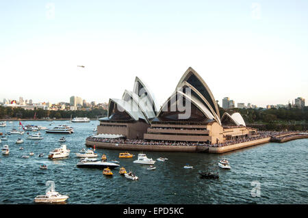 Hafen von Sydney Opernhaus während der Queen Elizabeth 2 besuchen Stockfoto