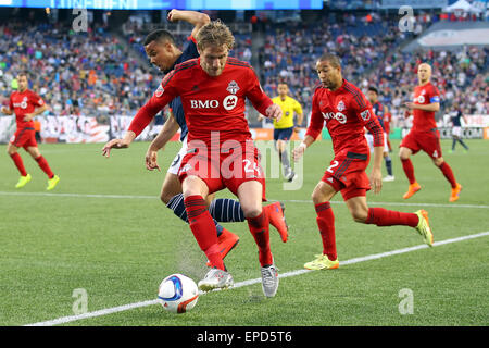Foxborough, Massachusetts, USA. 16. Mai 2015. Toronto FC-Verteidiger Damien Perquis (24) und New England Revolution vorwärts, Charlie Davies (9) in Aktion im ersten Halbjahr ein MLS-Spiel zwischen den New England Revolution und Toronto FC im Gillette Stadium. New England und Toronto zu einem 1: 1-Unentschieden gespielt. Bildnachweis: Cal Sport Media/Alamy Live-Nachrichten Stockfoto