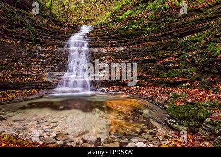 Wasserfall im Wald im Herbst, Monte Cucco NP, Umbrien, Italien Stockfoto