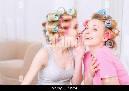 Junge Mädchen, die Geheimnisse zu teilen Stockfoto