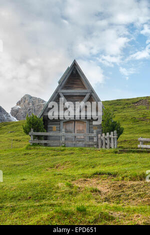 Kleine Holzkapelle auf den Wiesen bei Sonnenaufgang, Giau Pass, Dolomit, Veneto, Italien Stockfoto