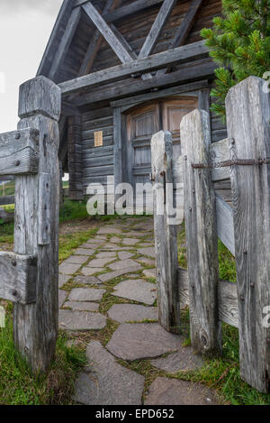 Kleine Holzkapelle auf den Wiesen bei Sonnenaufgang, Giau Pass, Dolomit, Veneto, Italien Stockfoto