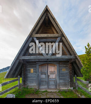 Kleine Holzkapelle auf den Wiesen bei Sonnenaufgang, Giau Pass, Dolomit, Veneto, Italien Stockfoto