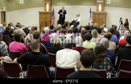 Sioux City, IOWA, USA. 16. Mai 2015. DONALD TRUMP, Zentrum, Gesten stand, als er eine Versammlung für eine nicht deklarierte Präsidentenkampagne Haltestelle in Sioux City, Iowa, Samstag, 16. Mai 2015, Morningside College befasst. © Jerry Mennenga/ZUMA Draht/Alamy Live-Nachrichten Stockfoto