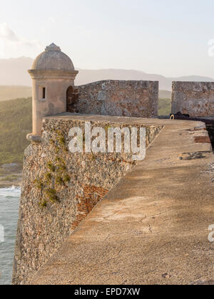 Eine Detailansicht der Bollwerk und Aussichtspunkt Turm von San Pedro De La Roca Festung, Santiago De Cuba. Stockfoto