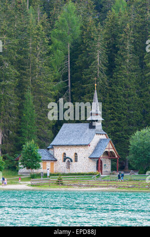 Kleine Kirche am Ufer des Pragser Wildsee, Dolomiten, Trentino, Italien Stockfoto