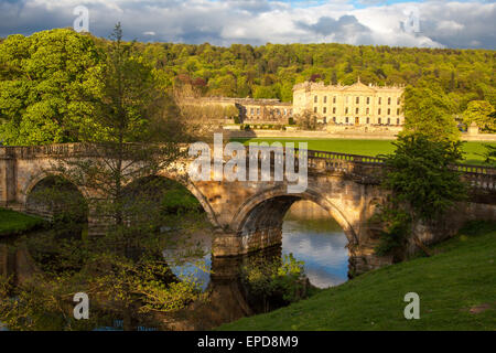 Chatsworth Anwesen, Derbyshire, UK. 16. Mai 2015.  Einen herrlichen Frühlingsabend im Chatsworth House im Peak District, Derbyshire. Das Chatsworth Anwesen ist die angestammte Heimat der Duke of Devonshire und seit 1549 in der Cavendish-Familie. Bildnachweis: Mark Richardson/Alamy Live-Nachrichten Stockfoto