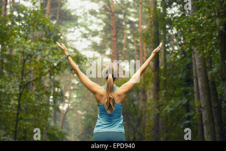 gesunder Lebensstil Fitness sportliche Frau rennt in den frühen Morgenstunden im Waldbereich, gesunden Lebensstil Fitnesskonzept Stockfoto