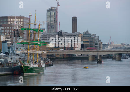 Die Alexander von Humboldt II] Boot neben der HMS Belfast Auf der Themse in London UK. Credit: LEE RAMSDEN/ALAMY Stockfoto