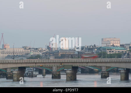 [London Bridge] London [London] roter Bus. Credit: LEE RAMSDEN/ALAMY Stockfoto