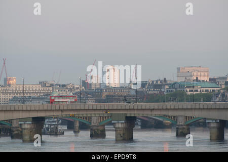 [London Bridge] London [London] roter Bus. Credit: LEE RAMSDEN/ALAMY Stockfoto