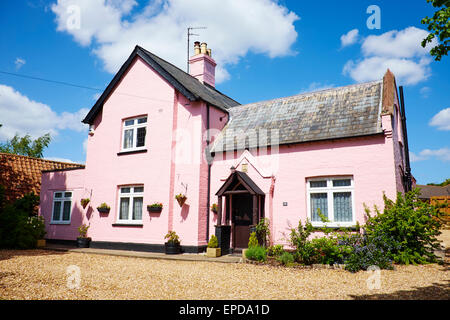 Einfamilienhaus lackiert rosa High Street Sandy Bedfordshire UK Stockfoto