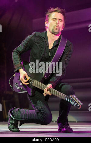 Irvine, Kalifornien, USA. 17. Mai 2015. Musiker MATTHEW BELLAMY von Muse tritt während der KROQ Weenie Braten Y Fiesta in Irvine Meadows Amphitheater in Irvine, Kalifornien Credit: Daniel DeSlover/ZUMA Draht/Alamy Live News Stockfoto