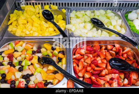 Verschiedene Arten von Obst, Salat in einem Restaurant gesehen Stockfoto