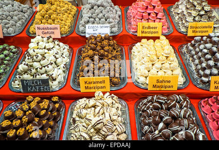 Eine große Auswahl an feinen Pralinen auf einem Markt gesehen Stockfoto