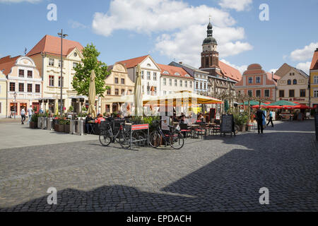 Altmarkt, Cottbus, Brandenburg, Deutschland mit Menschen draußen sitzen in Cafés Stockfoto