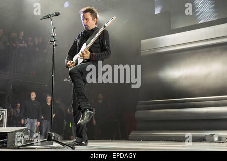 Irvine, Kalifornien, USA. 17. Mai 2015. Musiker MATTHEW BELLAMY von Muse tritt während der KROQ Weenie Braten Y Fiesta in Irvine Meadows Amphitheater in Irvine, Kalifornien Credit: Daniel DeSlover/ZUMA Draht/Alamy Live News Stockfoto