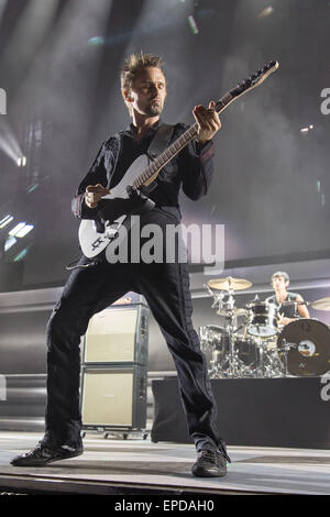 Irvine, Kalifornien, USA. 17. Mai 2015. Musiker MATTHEW BELLAMY von Muse tritt während der KROQ Weenie Braten Y Fiesta in Irvine Meadows Amphitheater in Irvine, Kalifornien Credit: Daniel DeSlover/ZUMA Draht/Alamy Live News Stockfoto