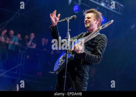 Irvine, Kalifornien, USA. 17. Mai 2015. Musiker MATTHEW BELLAMY von Muse tritt während der KROQ Weenie Braten Y Fiesta in Irvine Meadows Amphitheater in Irvine, Kalifornien Credit: Daniel DeSlover/ZUMA Draht/Alamy Live News Stockfoto