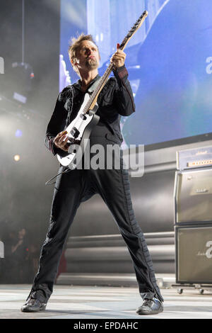 Irvine, Kalifornien, USA. 17. Mai 2015. Musiker MATTHEW BELLAMY von Muse tritt während der KROQ Weenie Braten Y Fiesta in Irvine Meadows Amphitheater in Irvine, Kalifornien Credit: Daniel DeSlover/ZUMA Draht/Alamy Live News Stockfoto