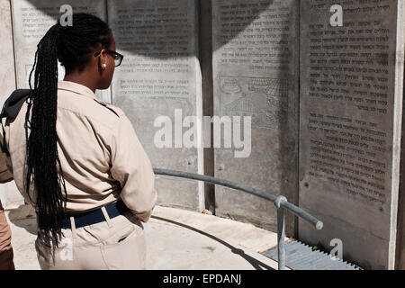 Jerusalem, Israel. 17. Mai 2015. Eine Soldatin der IDF äthiopischer Abstammung liest die Geschichte der äthiopischen Juden, Betaisrael, die auf dem Weg nach Israel vor der Operation Moses (1984) und Betrieb Solomon (1991) umgekommen sind. Einige 4.000 werden voraussichtlich auf dem Weg nach Israel gestorben sind. Bildnachweis: Nir Alon/Alamy Live-Nachrichten Stockfoto