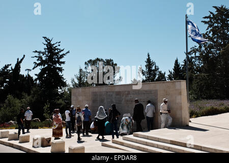 Jerusalem, Israel. 17. Mai 2015. Israelis äthiopischer Abstammung Kerzen Denkmal auf Mount Herzl für Freunde und Verwandte, äthiopische Juden, Betaisrael, die auf dem Weg nach Israel vor der Operation Moses (1984) und Betrieb Solomon (1991) umgekommen sind. Einige 4.000 werden voraussichtlich auf dem Weg nach Israel gestorben sind. Bildnachweis: Nir Alon/Alamy Live-Nachrichten Stockfoto