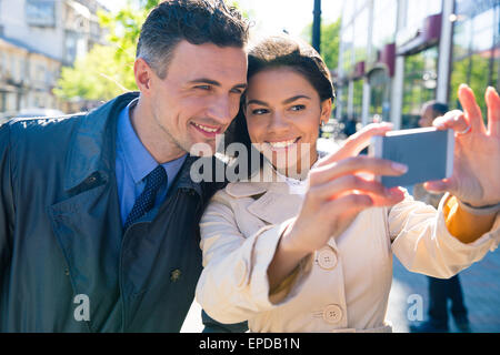 Schönes paar Smartphone im Freien in der Stadt Selfie Foto zu Lächeln Stockfoto