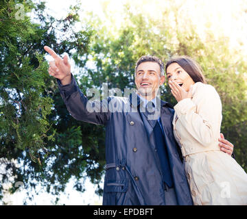 Porträt eines Mannes mit glücklichen Frau im Park auf etwas gerichtet Stockfoto