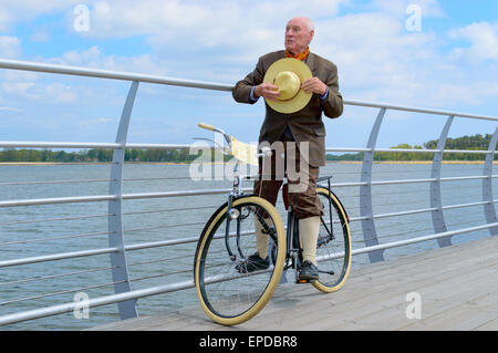 Solvesborg, Schweden. 16. Mai 2015. International Veteran Cycle Association (IVCA) 35. Rallye. Kostüm-Fahrt durch öffentliche Straßen in der Stadt. Leitende Person auf Brücke. Bildnachweis: Ingemar Magnusson/Alamy Live-Nachrichten Stockfoto